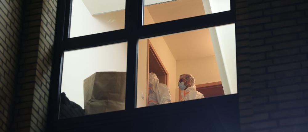 Bei einem Polizeieinsatz in Hamburg ist eine Frau wegen des Verdachts festgenommen worden, einen Mann getötet zu haben.