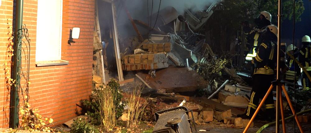 Die Suche nach einem 83-Jährigen in den Trümmern eines Reihenhauses geht auch am Samstag weiter.