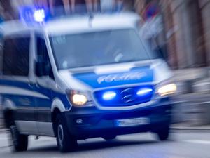 Ein Einsatzfahrzeug der Polizei ist mit Blaulicht und Sirene unterwegs.