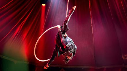 Runde Nummer. Der kanadische Luftring-Akrobat Frédérique Cournoyer-Lessard.