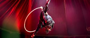 Runde Nummer. Der kanadische Luftring-Akrobat Frédérique Cournoyer-Lessard.