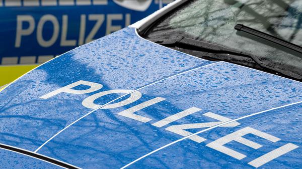 Der Schriftzug „Polizei“ auf der Kühlerhaube eines Autos.