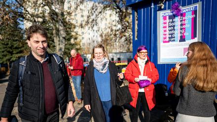 Stefan Gelbhaar geht vor der Mitgliederversammlung des Kreisverband Pankow der Berliner Grünen an einem Plakat gegen sexuelle Belästigung vorbei. 