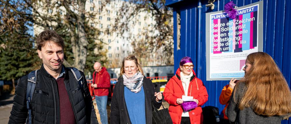 Stefan Gelbhaar geht vor der Mitgliederversammlung des Kreisverband Pankow der Berliner Grünen an einem Plakat gegen sexuelle Belästigung vorbei.