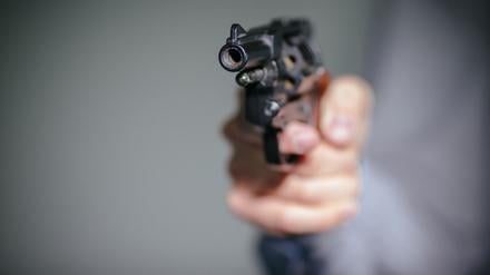 Ein Mensch hält einen Schreckschuss-Revolver in der Hand.