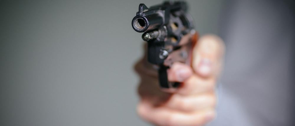 Ein Mensch hält einen Schreckschuss-Revolver in der Hand.