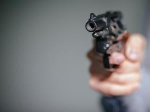 Ein Mensch hält einen Schreckschuss-Revolver in der Hand.