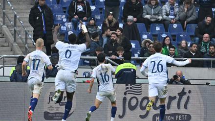 Großer Jubel bei Darmstadt 98 nach dem Siegtreffer von Hiroki Akiyama (M) in Hannover.