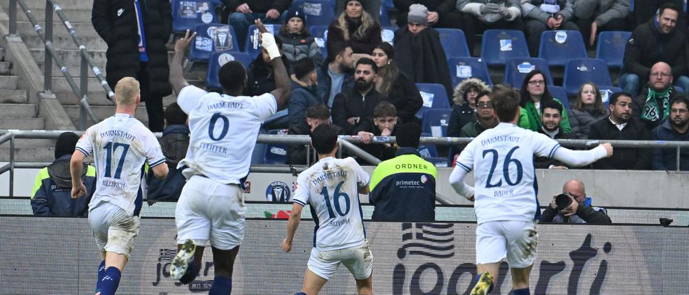 Großer Jubel bei Darmstadt 98 nach dem Siegtreffer von Hiroki Akiyama (M) in Hannover.
