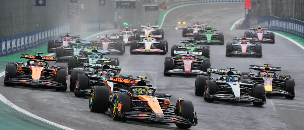 Auf dem Weg zum Start-Ziel-Sieg: Lando Norris (vorn) baute im Sprint seine WM-Führung aus.