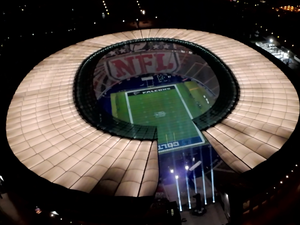Die Indianapolis Colts ließen am Freitagabend über dem Berliner Olympiastadion 300 Drohnen aufsteigen. 