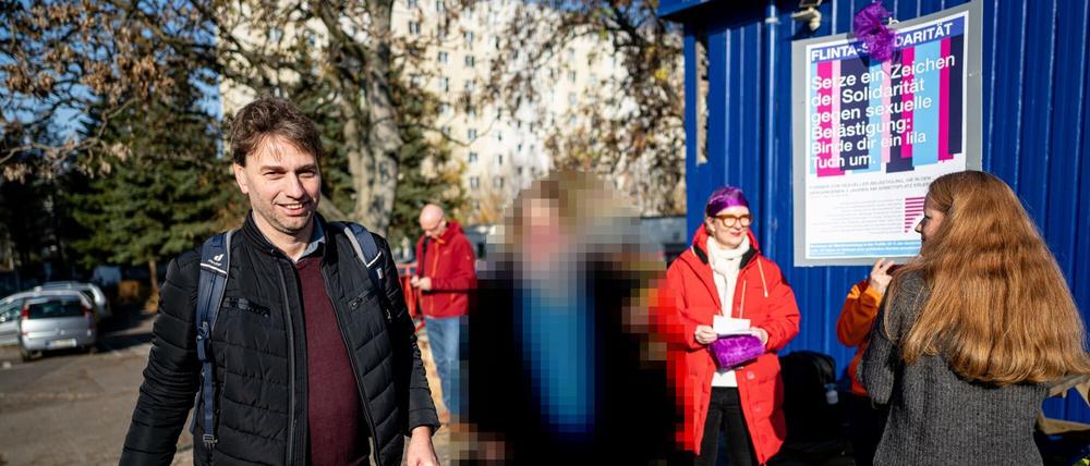 Stefan Gelbhaar auf dem Weg zur Mitgliederversammlung, begleitet von stillem Protest.