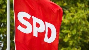 ARCHIV - 15.09.2018, Hessen, Offenbach: Eine Flagge mit dem Logo der SPD weht während des offiziellen Wahlkampfauftaktes der SPD Hessen vor der Lounge Offenbach im Wind. (zu dpa: «SPD-Basis sammelt Unterschriften gegen Bürgergeld-Reform») Foto: Silas Stein/dpa +++ dpa-Bildfunk +++