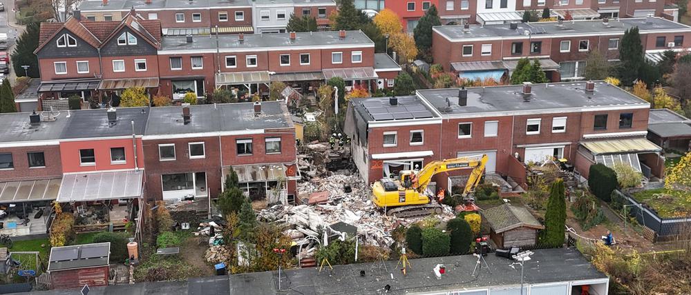 Nach der Suche nach einem 83 Jahre alten Bewohner bleibt von dem Reihenhaus nicht mehr viel übrig.