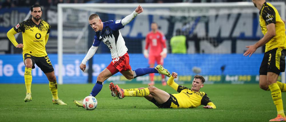 Hamburgs Miro Muheim gewinnt den Zweikampf gegen den Dortmunder Pascal Groß.