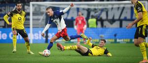 Hamburgs Miro Muheim gewinnt den Zweikampf gegen den Dortmunder Pascal Groß.