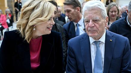 Die beiden sind sich einig: Bundestagspräsidentin Julia Klöckner und Joachim Gauck, Bundespräsident a. D., bei der Preisverleihung für Verdienste um die deutsche und europäische Verständigung der Deutschen Gesellschaft an Gauck. 