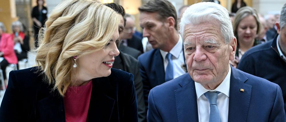 Die beiden sind sich einig: Bundestagspräsidentin Julia Klöckner und Joachim Gauck, Bundespräsident a. D., bei der Preisverleihung für Verdienste um die deutsche und europäische Verständigung der Deutschen Gesellschaft an Gauck.