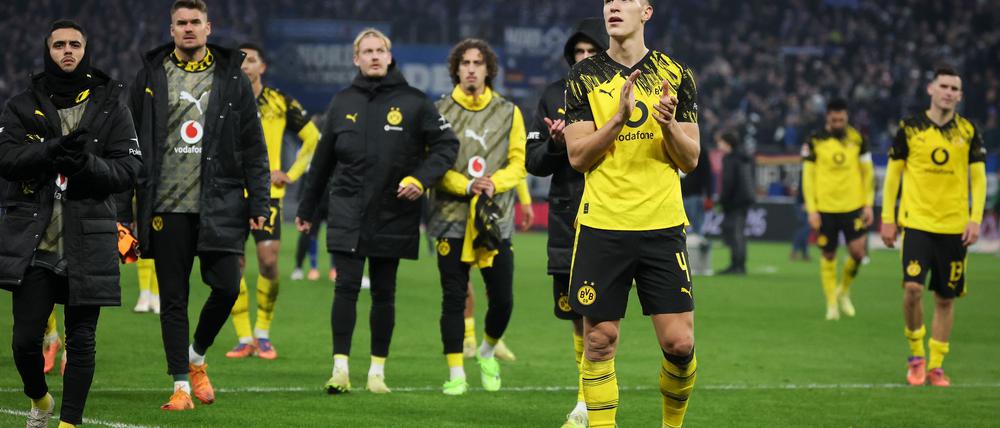 Erlebte im Spiel beim HSV einen Schreckmoment: BVB-Nationalspieler Nico Schlotterbeck (vorne, r).