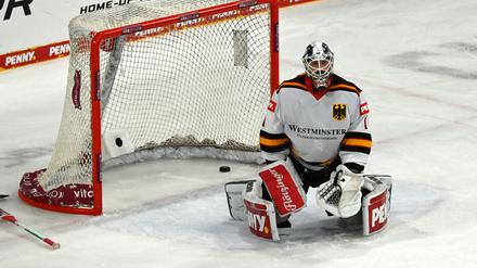 Torwart Dustin Strahlmeier schaut bedröppelt aus der Wäsche.