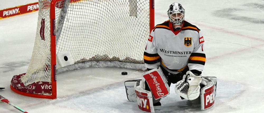 Torwart Dustin Strahlmeier schaut bedröppelt aus der Wäsche.