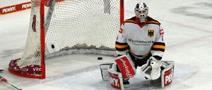 Torwart Dustin Strahlmeier schaut bedröppelt aus der Wäsche.