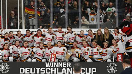Das Frauen-Nationalteam feiert erneut den Sieg beim Deutschland Cup