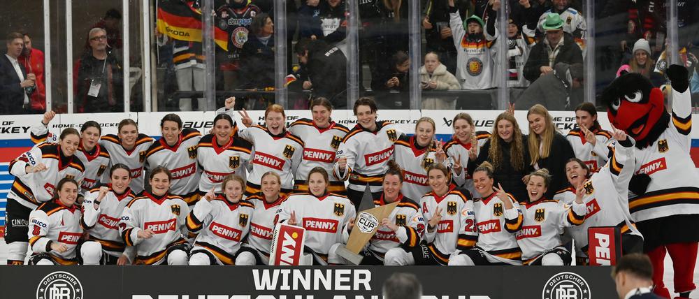 Das Frauen-Nationalteam feiert erneut den Sieg beim Deutschland Cup