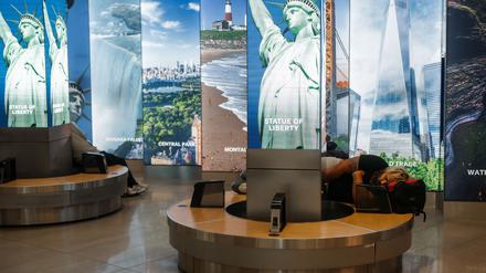 An vielen Flughäfen in den USA müssen Reisende sich auf lange Wartezeiten einstellen - so wie hier am LaGuardia International Airport in New York.