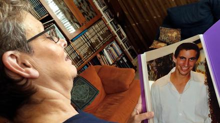 (FILES) Leah Goldin (L), the mother of Israeli soldier Lieutenant Hadar Goldin, holds up a picture of her son as she speaks during an interview with AFP at their family home in the central Israeli city of Kfar Saba on August 29, 2018. Israel's military chief pledged on November 8, 2025, to bring home the remains of Lieutenant Hadar Goldin killed during the 2014 six-week war in Gaza, the army said, after Israeli media reported that Hamas had found his body in a tunnel. Since his death, Goldin's body has been held in Gaza but Hamas has never publicly confirmed his death or acknowledged possession of his remains. (Photo by JACK GUEZ / AFP)