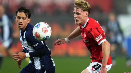 Kaiserslauterns Mika Haas (r) und Herthas Michal Karbownik im Zweikampf.