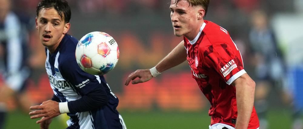 Kaiserslauterns Mika Haas (r) und Herthas Michal Karbownik im Zweikampf.