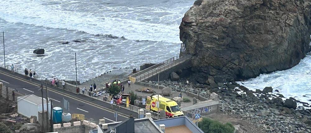 Die bei Urlaubern beliebten Kanarischen Inseln vor der Westküste Nordafrikas werden im Herbst und Winter oft von sehr hohen Wellen getroffen, die durch Stürme weit draußen im Atlantik entstehen. Für Menschen, die sich an Hafenmauern oder auf Uferpromenaden aufhalten, kann das verheerende Folgen haben. 