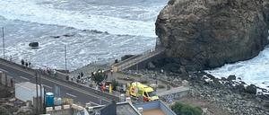 Die bei Urlaubern beliebten Kanarischen Inseln vor der Westküste Nordafrikas werden im Herbst und Winter oft von sehr hohen Wellen getroffen, die durch Stürme weit draußen im Atlantik entstehen. Für Menschen, die sich an Hafenmauern oder auf Uferpromenaden aufhalten, kann das verheerende Folgen haben.