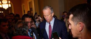 Der Republikaner John Thune spricht mit Reportern im Capitol.