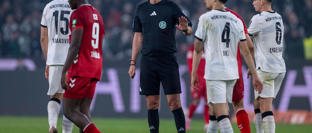 Schiedsrichter Aytekin im Mittelpunkt der Diskussion.