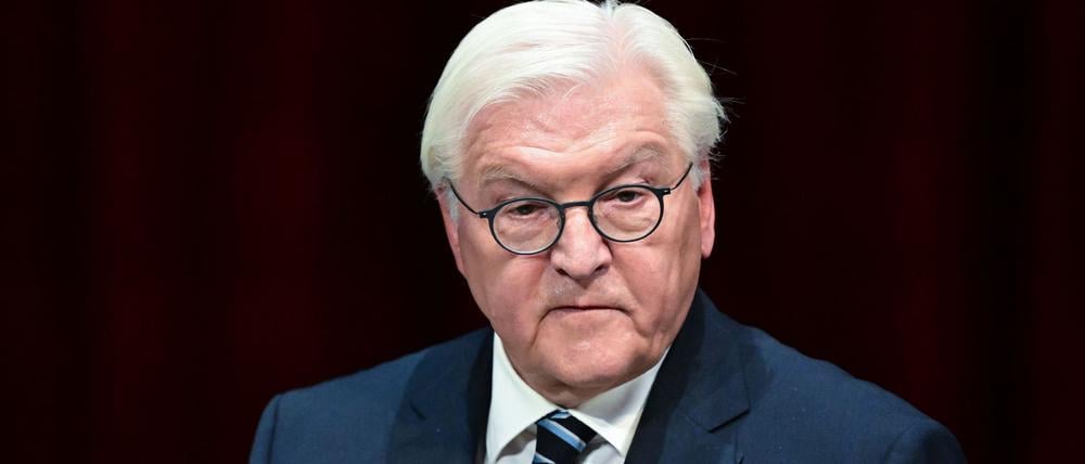 Bundespräsident Frank-Walter Steinmeier spricht im Badischen Staatstheater beim Festakt im Rahmen der Feierlichkeiten „75 Jahre Bundesgerichtshof und Bundesanwaltschaft“.