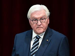 Bundespräsident Frank-Walter Steinmeier spricht im Badischen Staatstheater beim Festakt im Rahmen der Feierlichkeiten „75 Jahre Bundesgerichtshof und Bundesanwaltschaft“.