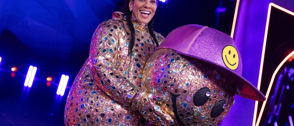 Barbara Becker steckte in einem funkelnden Smiley-Kostüm.