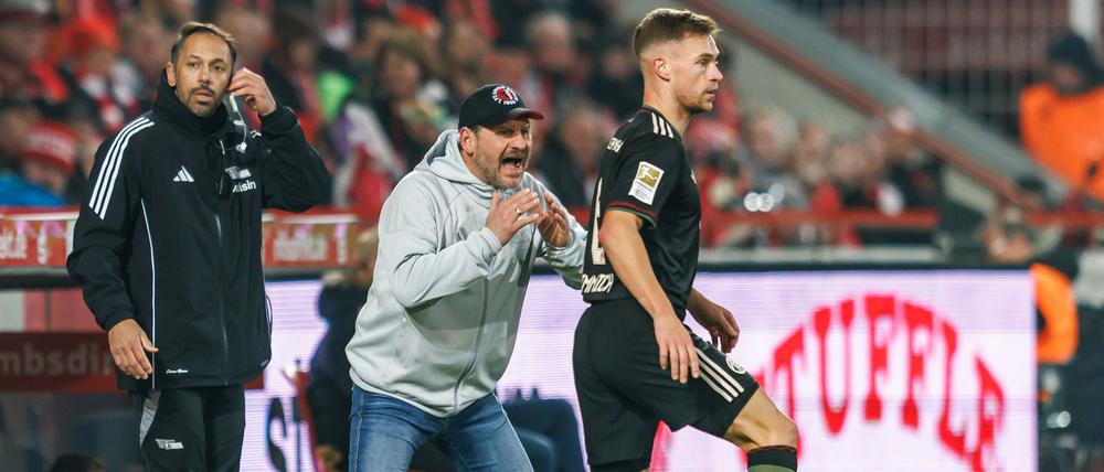 Unions Trainer Steffen Baumgart (Mi.) ärgerte sich über die VAR-Entscheidung.