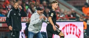 Unions Trainer Steffen Baumgart (Mi.) ärgerte sich über die VAR-Entscheidung. 