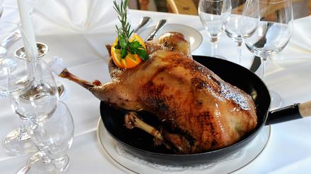 Der traditionelle Gänsebraten zu Sankt Martin wird Experten zufolge nicht viel teurer. (Symbolbild)