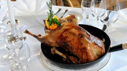 Der traditionelle Gänsebraten zu Sankt Martin wird Experten zufolge nicht viel teurer. (Symbolbild)