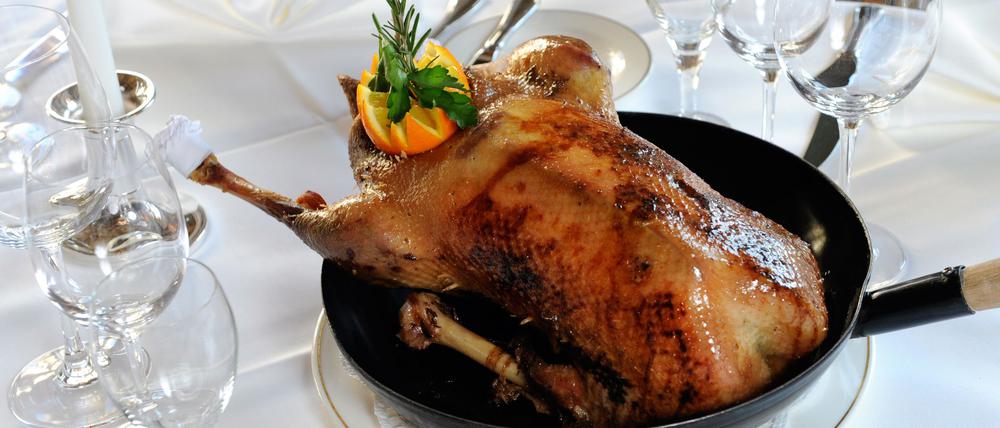 Der traditionelle Gänsebraten zu Sankt Martin wird Experten zufolge nicht viel teurer. (Symbolbild)