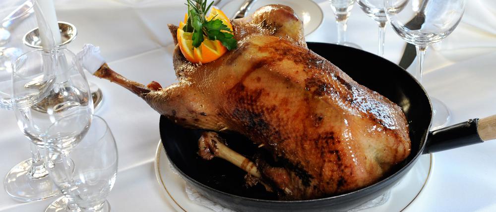 Der traditionelle Gänsebraten zu Sankt Martin wird Experten zufolge nicht viel teurer. (Symbolbild)