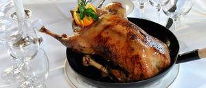 Der traditionelle Gänsebraten zu Sankt Martin wird Experten zufolge nicht viel teurer. (Symbolbild)
