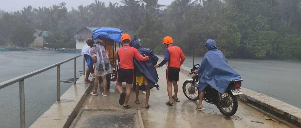 Die Menschen wappnen sich für den Sturm.