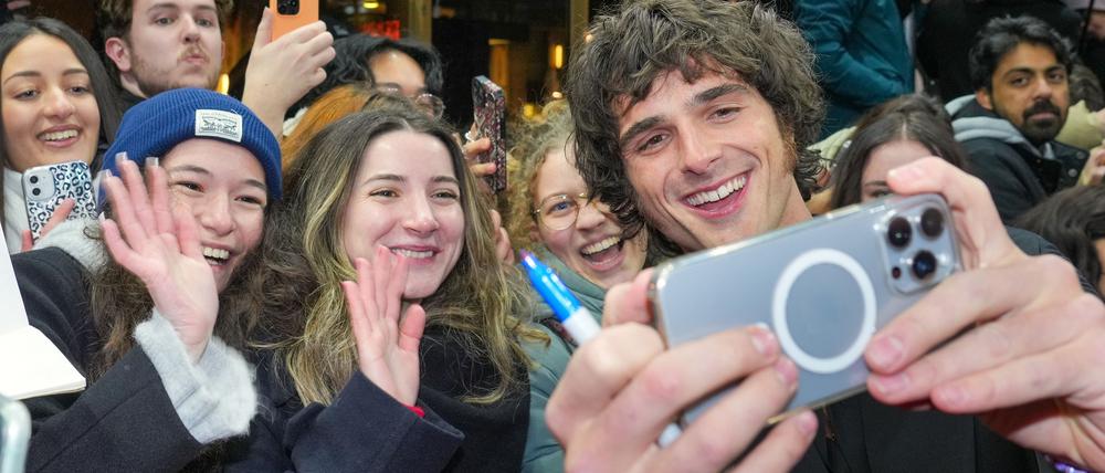 Nahbar, lieb, süüüüß: Schauspieler Jacob Elordi macht auch mal Selfies mit Fans. (Archivbild)