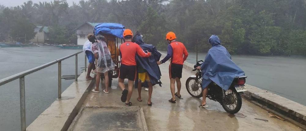 Auf der Flucht vor Supertaifun „Fung-Wong“ haben fast eine Million Bewohner der Philippinen ihre Häuser verlassen müssen.