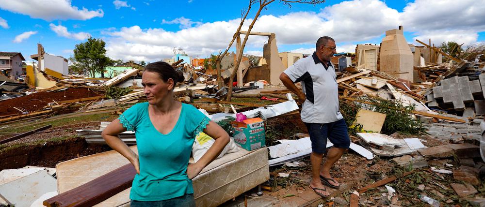 Der Wirbelsturm hatte am Freitag innerhalb von Minuten weite Teile der Kleinstadt Rio Bonito do Iguaçu im Bundesstaat Paraná verwüstet.
